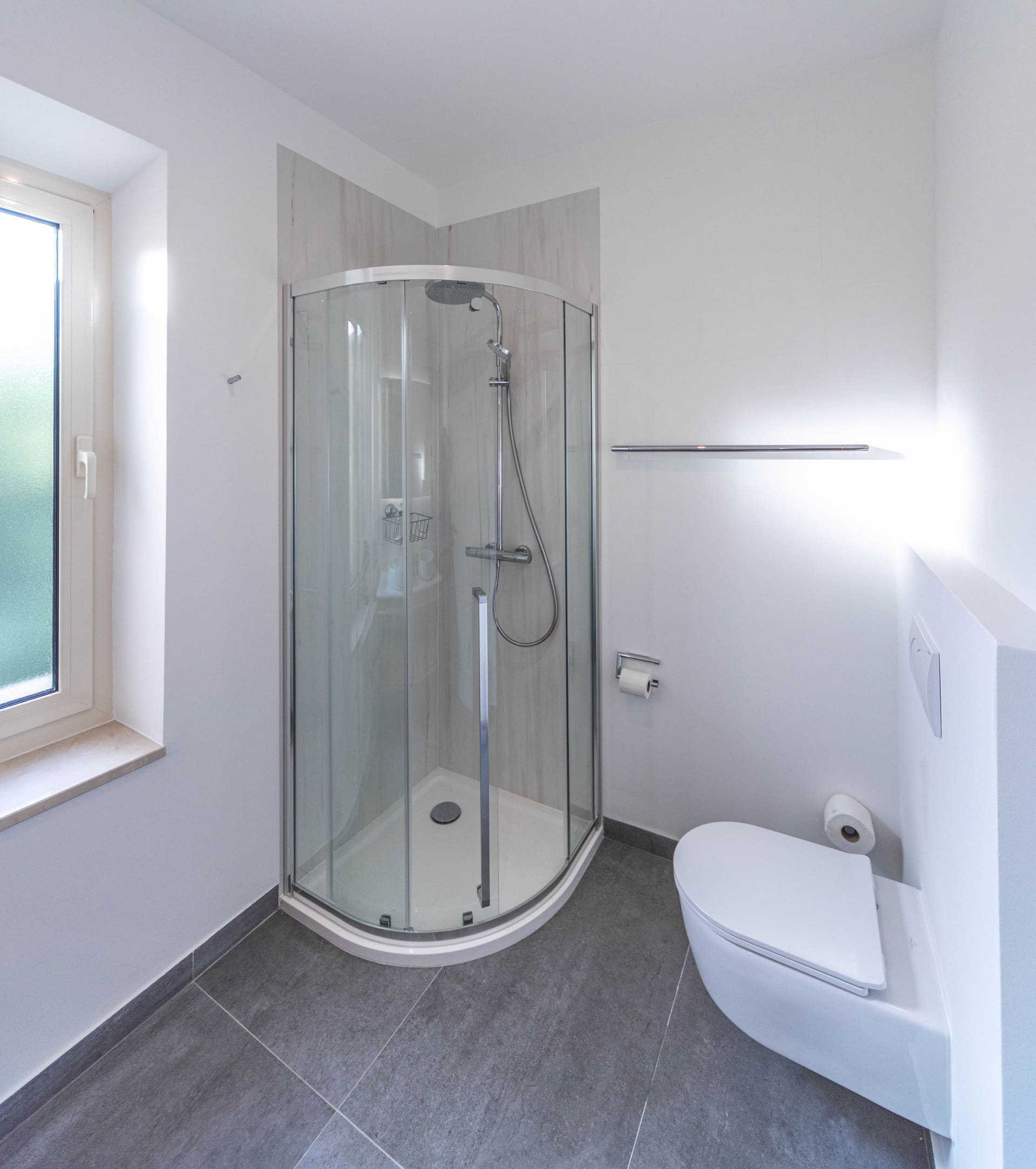 Badezimmer 3 in mediterranen Naturtönen
