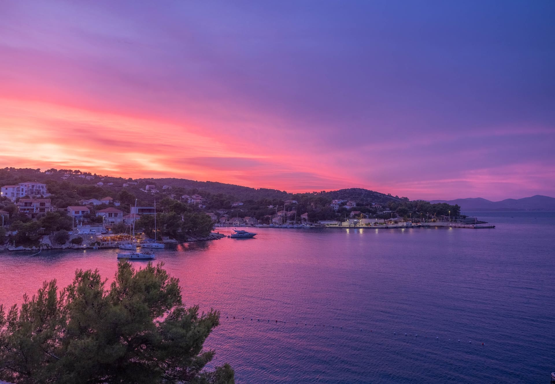 Blick auf die Bucht von Rogač mit der Villa Šolta