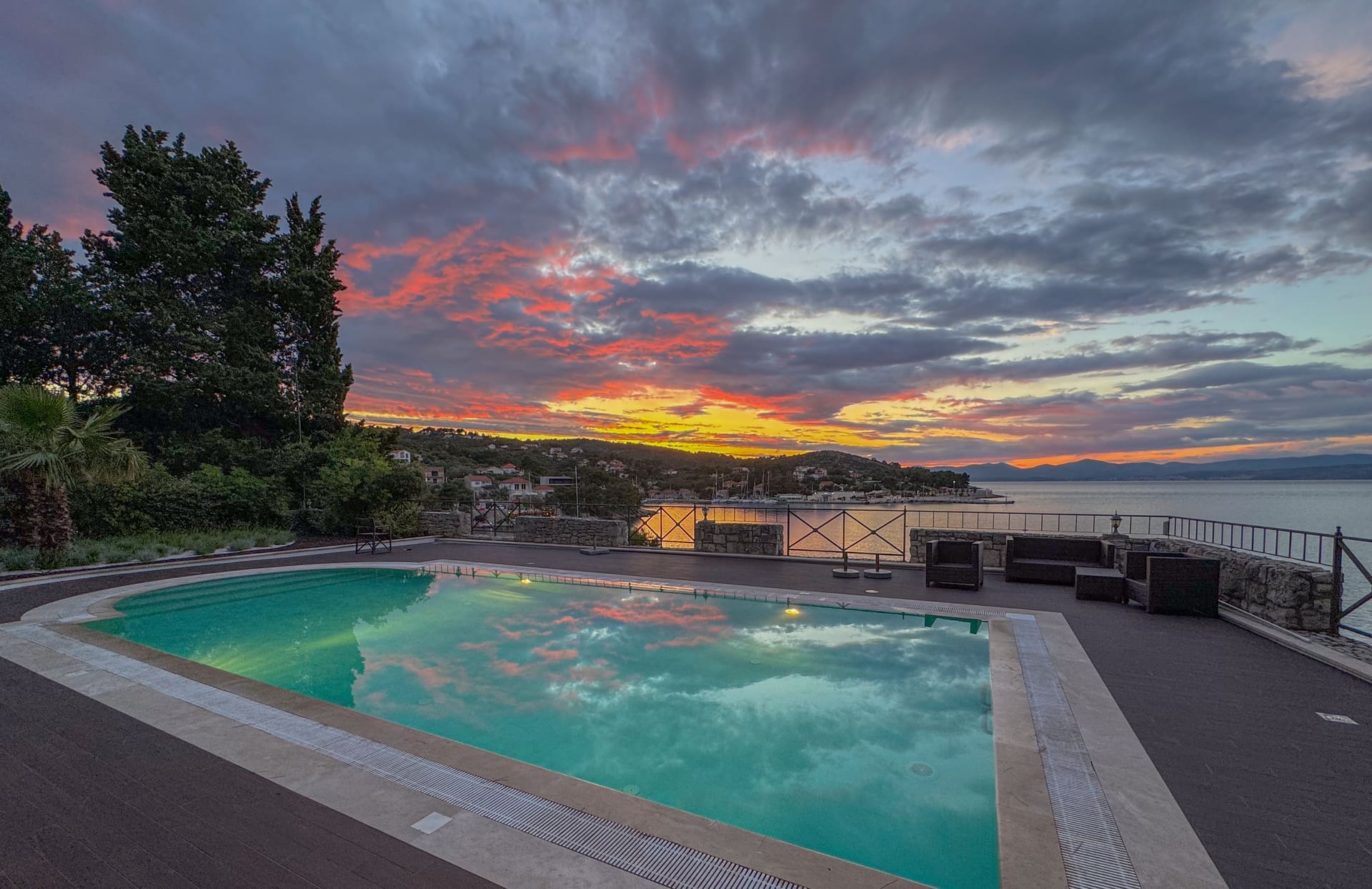 Beheizter Pool mit Blick auf die Bucht