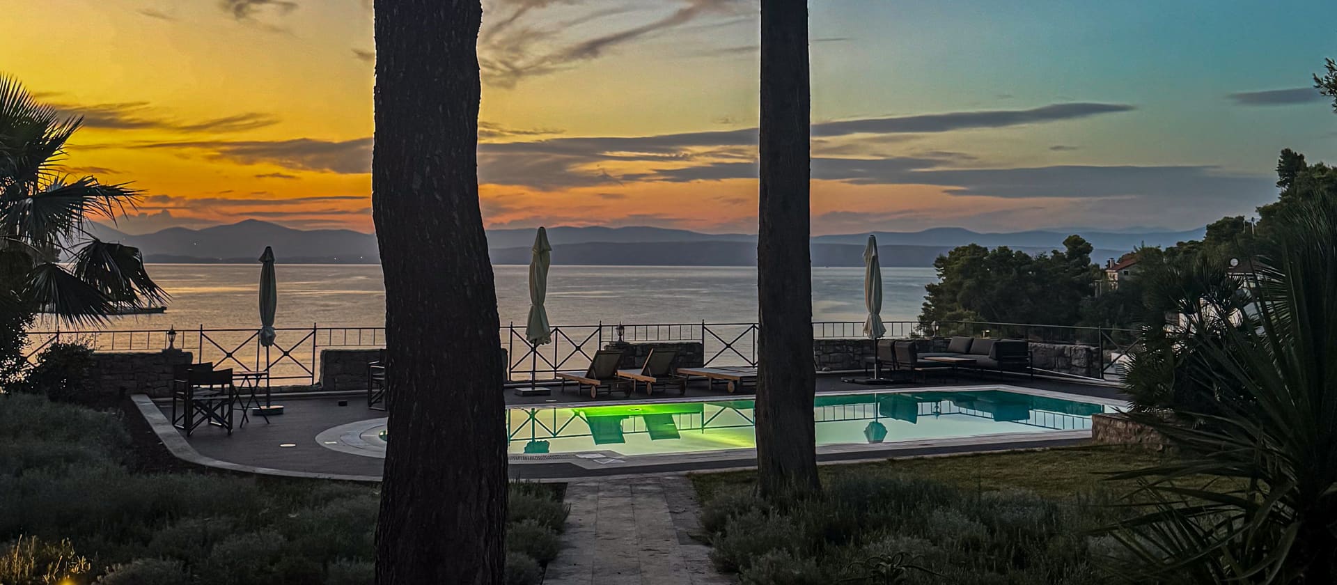 Abendstimmung — Blick vom Garten über den Pool zum Meer