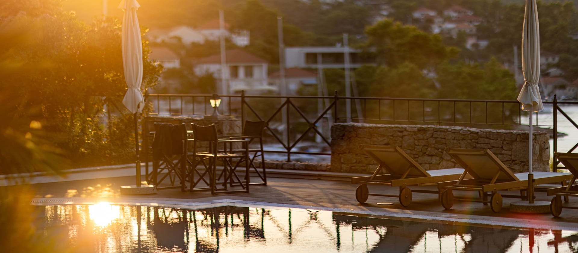 Goldene Stunde — Sonnenliegen und Pool am Abend
