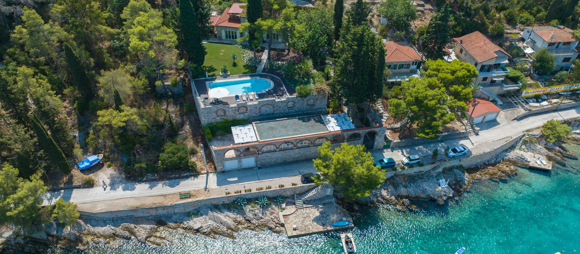 Das Anwesen vom Meer aus — Pool, Garten und Bootssteg