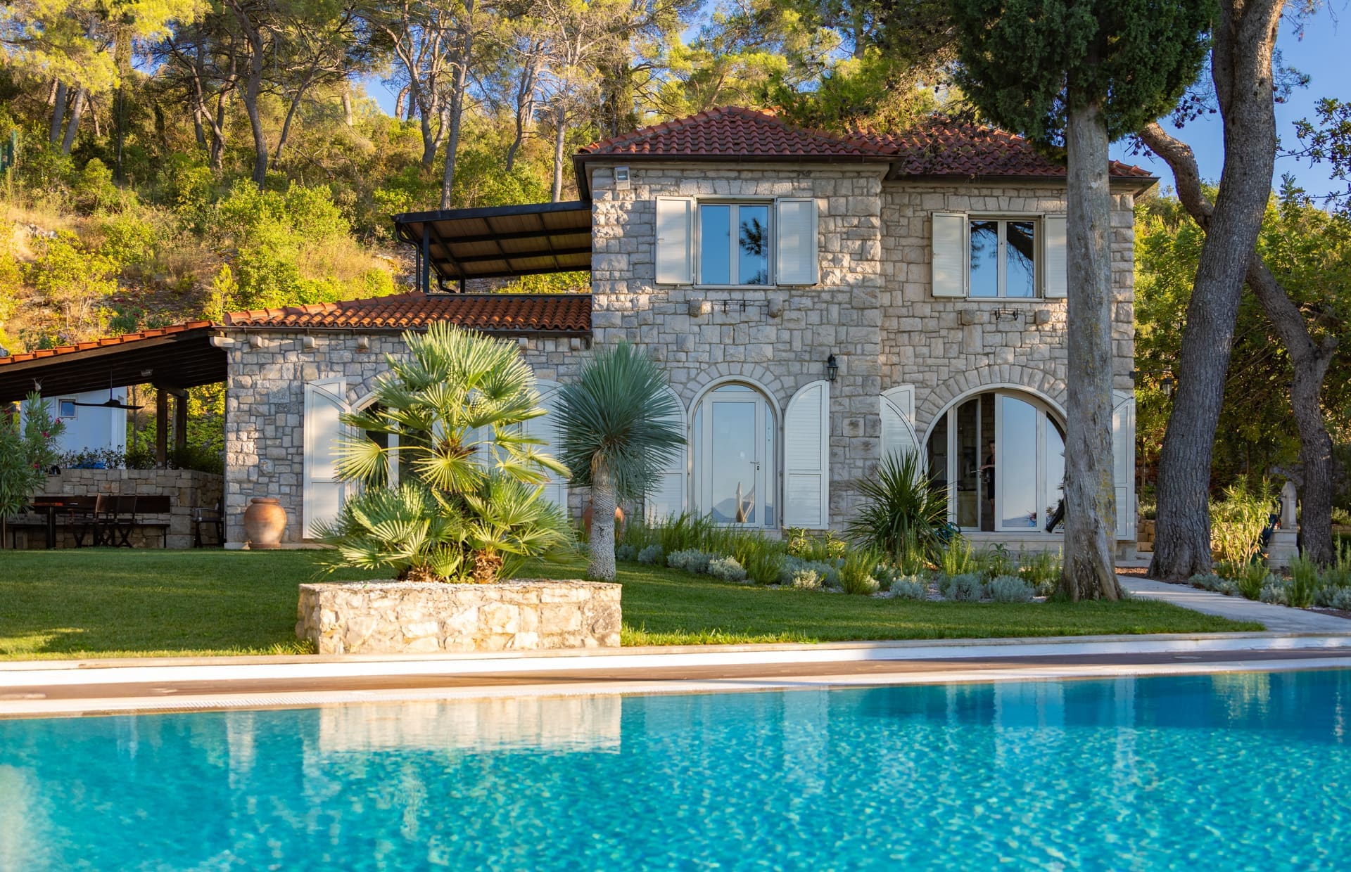 Außenansicht der Villa Šolta vom Wasser aus