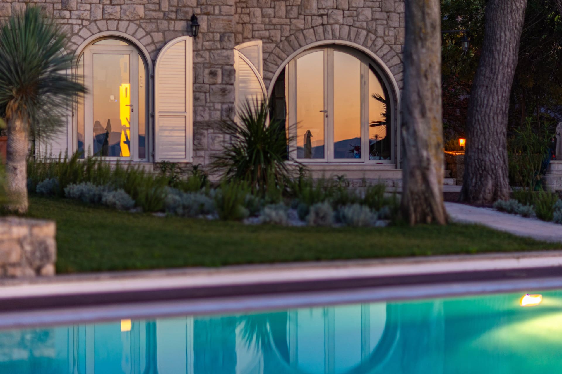 Außenanlage der Villa mit mediterranen Pflanzen